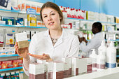 apothekerin-die-medikamente-anbietet.jpg?b=1&s=170x170&k=20&c=_TYBzfUnKduKs2lqSN7qfZvrV2lE3TZOfw66Wxkrqxk=