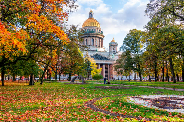 katedra świętego izaaka i ogród aleksandra jesienią, sankt petersburg, rosja - russia church composition st petersburg zdjęcia i obrazy z banku zdjęć