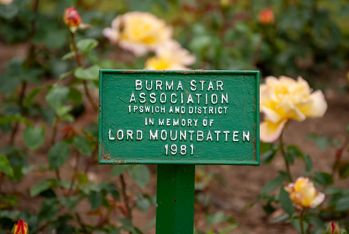 A special tribunal (or pie powder court) meted out justice for serious crimes at this spot, the last hanging being on 3 February 1820 when busking bagpipe player Duncan Livingstone was convicted of killing his 10-year-old assistant. The justice tree was variously known as the grief tree, gallows tree or just 'the tree'. Livingstone's body was interred beneath Rochester Castle's walls.