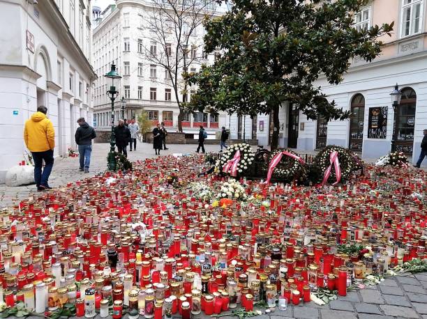 velas encendidas por personas en memoria de los que murieron después del ataque terrorista en viena. el 02/11 / 2020, los terroristas islamistas atacaron la sinagoga seitenstettengasse, matando a 4 personas e hiriendo a muchas otras. - muslim terrorist fotografías e imágenes de stock