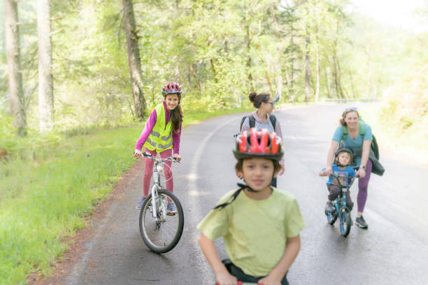 family on bike ride - ten speed bicycle imagens e fotografias de stock