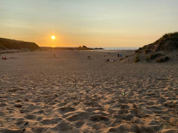 coucher du soleil sur la plage de bude - bude photos et images de collection