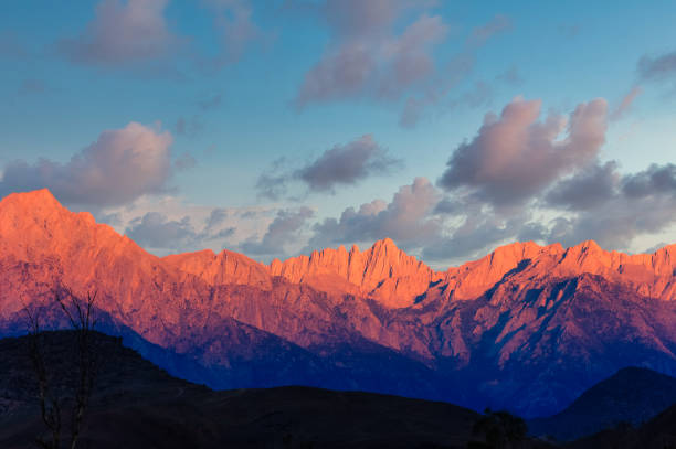 ホイットニー山(夜明けにカリフォルニア州) - ホイットニー山 ストックフォトと画像