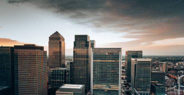 panoramę londynu na nabrzeżu kanaryjskim - london england aerial view skyscraper mid air zdjęcia i obrazy z banku zdjęć