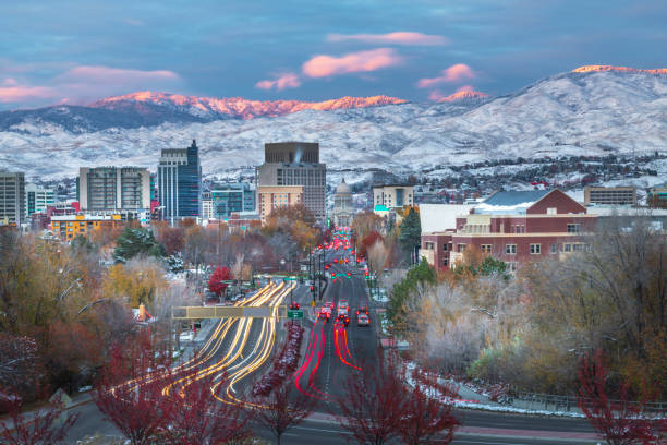 アイダホ州都夕暮れ時のボイシダウンタウン - boise river ストックフォトと画像