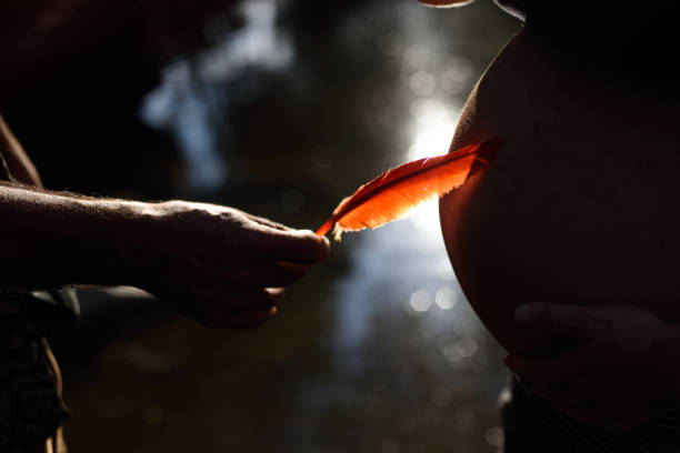 padre con pluma en mano conecta con su hijo en el embarazo de la madre - human pregnancy flash fotografías e imágenes de stock