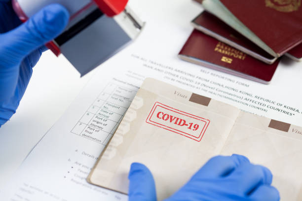 covid-19 czerwony znaczek w paszporcie - customs emigration and immigration prevent entrance zdjęcia i obrazy z banku zdjęć