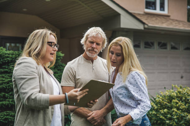 istock Couple and Real Estate Agent 1285369615