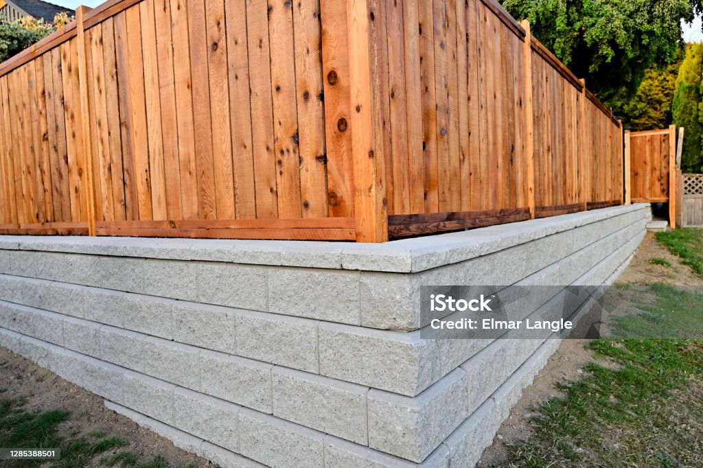 Residential Retaining Wall With Fence Stock Photo - Download Image Now -  Retaining Wall, Timber, Landscaped - Istock