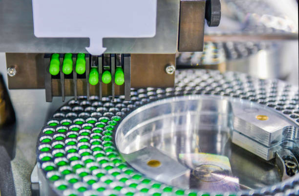 linea di produzione di pillole di medicina capsula verde, concetto farmaceutico industriale. - macchina per la produzione farmaceutica foto e immagini stock