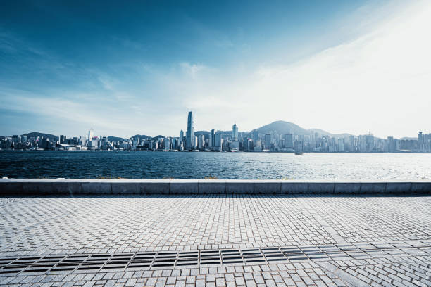 skyline del victoria harbour sull'isola di hong kong da kowloon, hong kong - kowloon bay foto e immagini stock