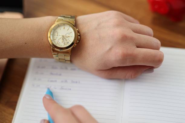 la mano della donna con la penna accanto ad essa giace diario. - waiting wasting time time business foto e immagini stock