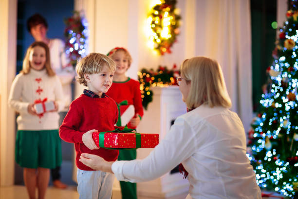 family on christmas day. kids with gifts at door. - 2547 imagens e fotografias de stock