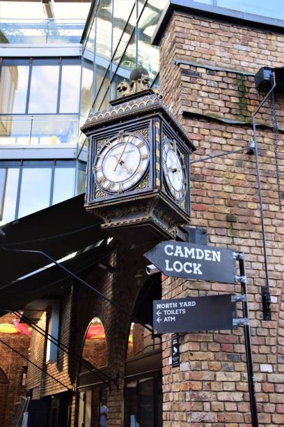 厩舎市場時計とカムデンロックサインの詳細、ロンドン - the roundhouse ストックフォトと画像