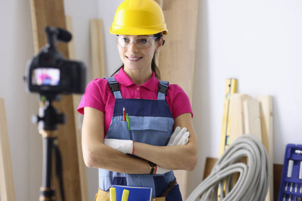 istock Woman builder writes down advice on apartment renovation to camera. 1285434337