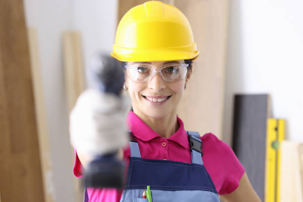 mujer constructora sonriente sosteniendo un ejercicio de cerca - manual worker portrait helmet technology fotografías e imágenes de stock