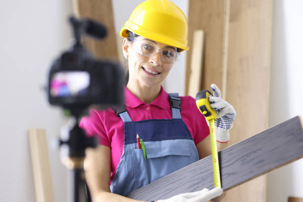 istock Woman master writes down tips for laying laminate apartments on camera. 1285434339