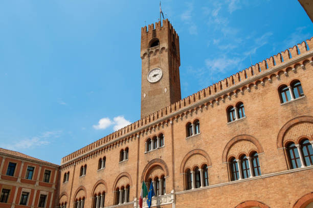 "palazzo dei trecento" i jego dzwonnica w treviso - tower treviso veneto palace zdjęcia i obrazy z banku zdjęć