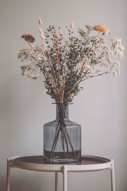 blumenschmuck - bouquet flower autumn vase stock-fotos und bilder