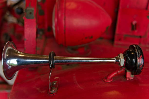 хром воздушный рог на красной пожарной машинке. - boat horn стоковые фото и изображения