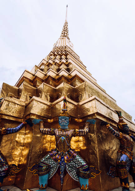 黄金の悪魔 - wat thailand demon tourism ストックフォトと画像