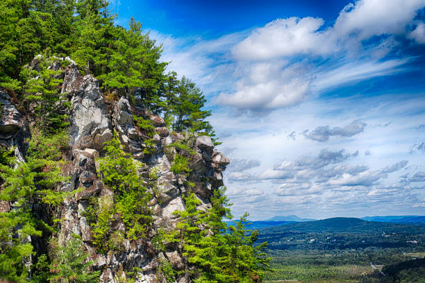 monumento montaña gran barrington massachusetts - berkshire hills fotografías e imágenes de stock