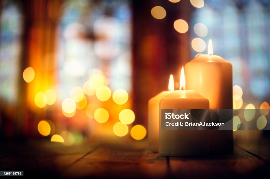 Kerzen im kirchlichen Hintergrund - Lizenzfrei Kerze Stock-Foto