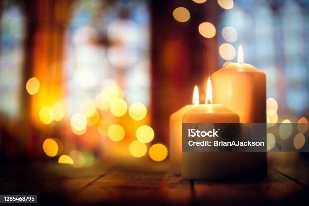 Kerzen Im Kirchlichen Hintergrund Stockfoto und mehr Bilder von Kerze - Kerze, Weihnachten, Kirche