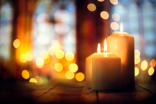 candles in a church background - feriado fotos imagens e fotografias de stock