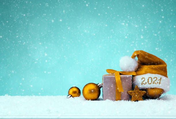 ハッピーニューイヤー2021サンタハットと白い雪。 - gift snow yellow christmas ストックフォトと画像