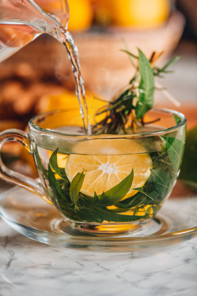 przygotowanie herbaty ziołowej z cytryną na marmurowej podłodze - ginger tea cup cold and flu tea zdjęcia i obrazy z banku zdjęć