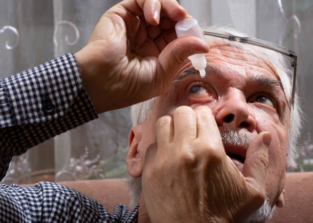 hombre de edad avanzada entierra la medicina en sus ojos - pain human eye senior adult men fotografías e imágenes de stock