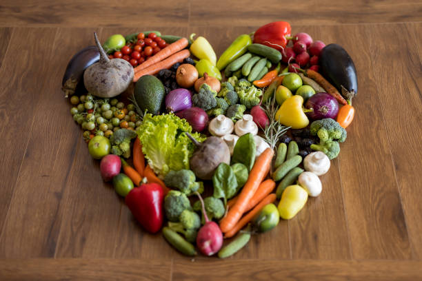 木製テーブルに新鮮な野菜 - ingredient broccoli cherry tomato carrot ストックフォトと画像