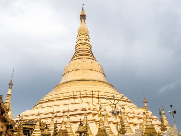 templo dourado em yangon, mianmar - golden temple - fotografias e filmes do acervo