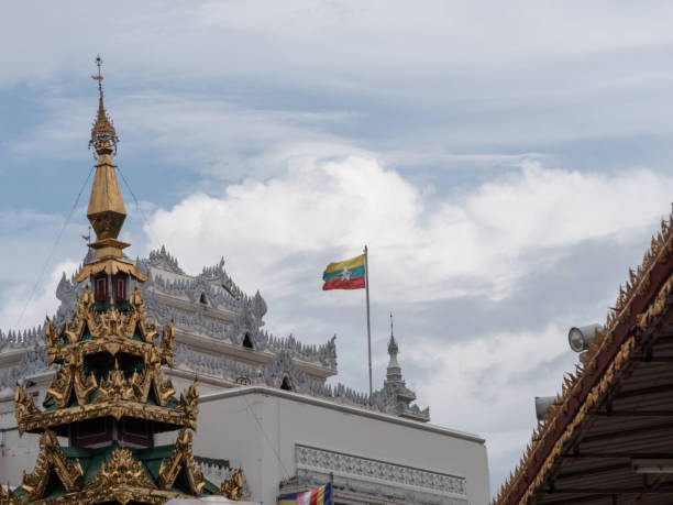 templo do pagode sule em yangon, mianmar - burmese flag - fotografias e filmes do acervo