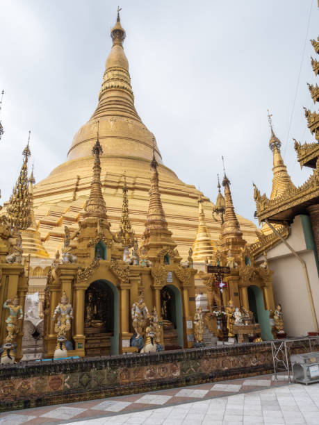 templo dourado em yangon, mianmar - golden temple - fotografias e filmes do acervo