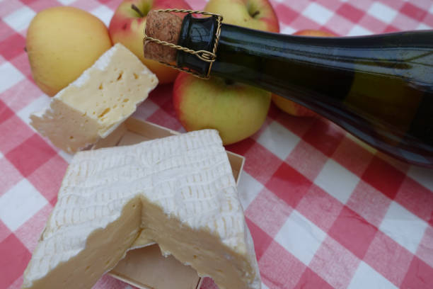 pont-l'évêque queijo garrafa corked de cidra maçãs normandie calvados frança - corked - fotografias e filmes do acervo