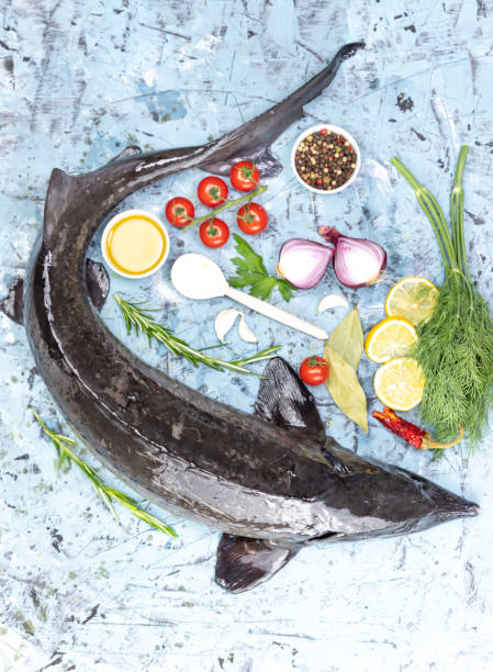 świeże ryby jesiotr z warzywami na drewnianym tle - fruit salad fruit healthy eating making zdjęcia i obrazy z banku zdjęć