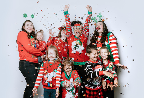 Fiesta de suéter feo de Navidad con las familias photo
