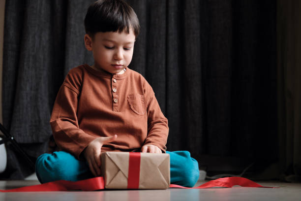 bambino di 4-5 anni che riceve un regalo - surprise child 4 5 years little boys foto e immagini stock