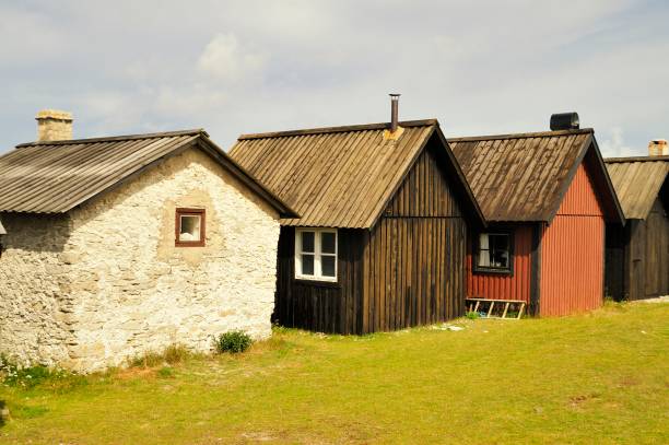 vecchio villaggio di pescatori nel mar baltico, gotland - svezia - faro svezia foto e immagini stock