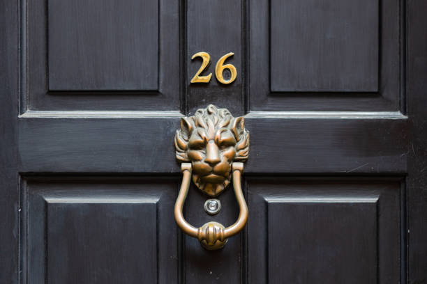 détail d’une porte rouge avec le nombre - doorstep door knocker door england photos et images de collection