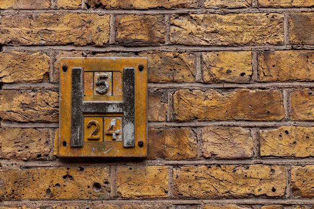 dettaglio muro di mattoni in molti colori - alphabet brick brick wall dirty foto e immagini stock