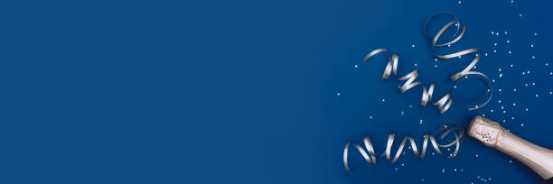 фото баннер шампанского бутылку с конфетти звезд и участник стримеров на модном классическом синем фоне. - wedding gift birthday decoration стоковые фото и изображения