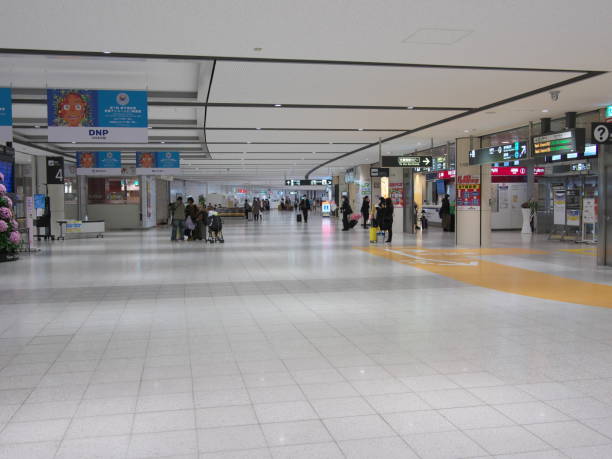 hall d’arrivée du nouveau terminal de l’aéroport de chitose - new chitose photos et images de collection