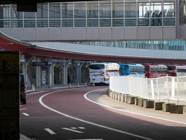 nueva parada de autobús del aeropuerto de chitose por la mañana - new chitose fotografías e imágenes de stock