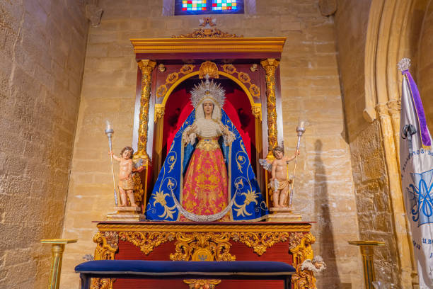 maria skulpture de la collegiate church of santa maria de los reales alcazares, ubeda, andalousie, espagne - skulpture photos et images de collection