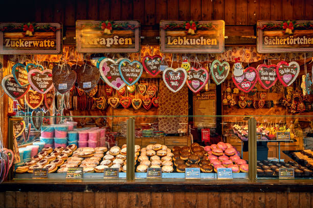 kiosque en bois avec des sucreries traditionnelles de noël à vienne, autriche. - food dessert december winter photos et images de collection