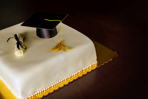 istock Graduation party cake with hat and diploma decoration. 1285533372