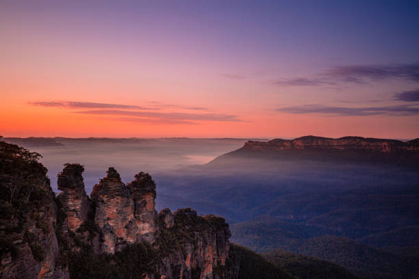 Sunrise over the Three Sisters/Blue Mountains Blue Mountains, Australia - October 2, 2017: First light over the The Three Sisters rock formation from Echo Point Lookout a popular tourist destination in the Blue Mountains. blue mountains australia photos stock pictures, royalty-free photos & images